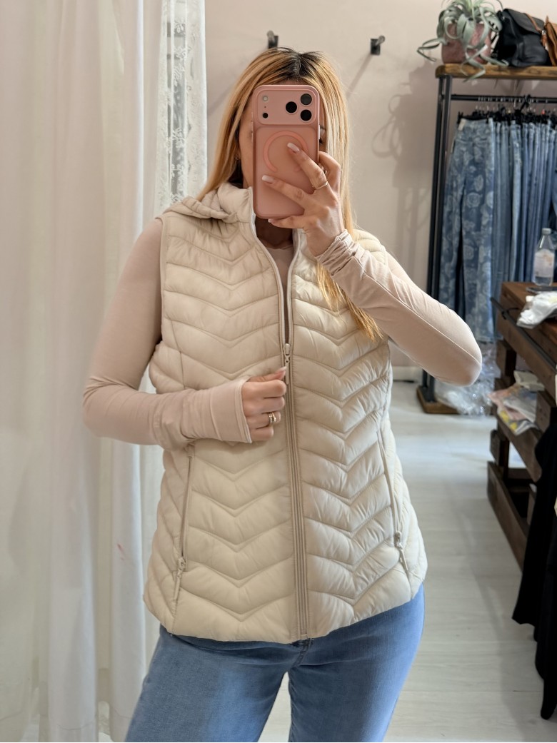 Piumino smanicato beige