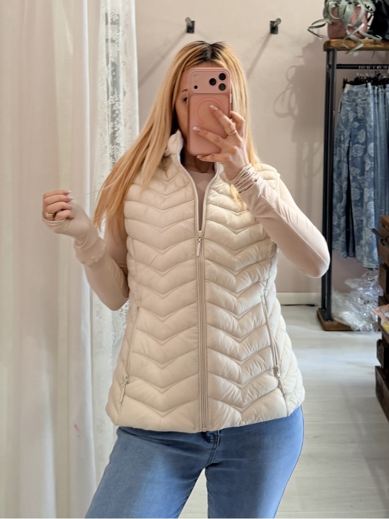 Piumino smanicato beige