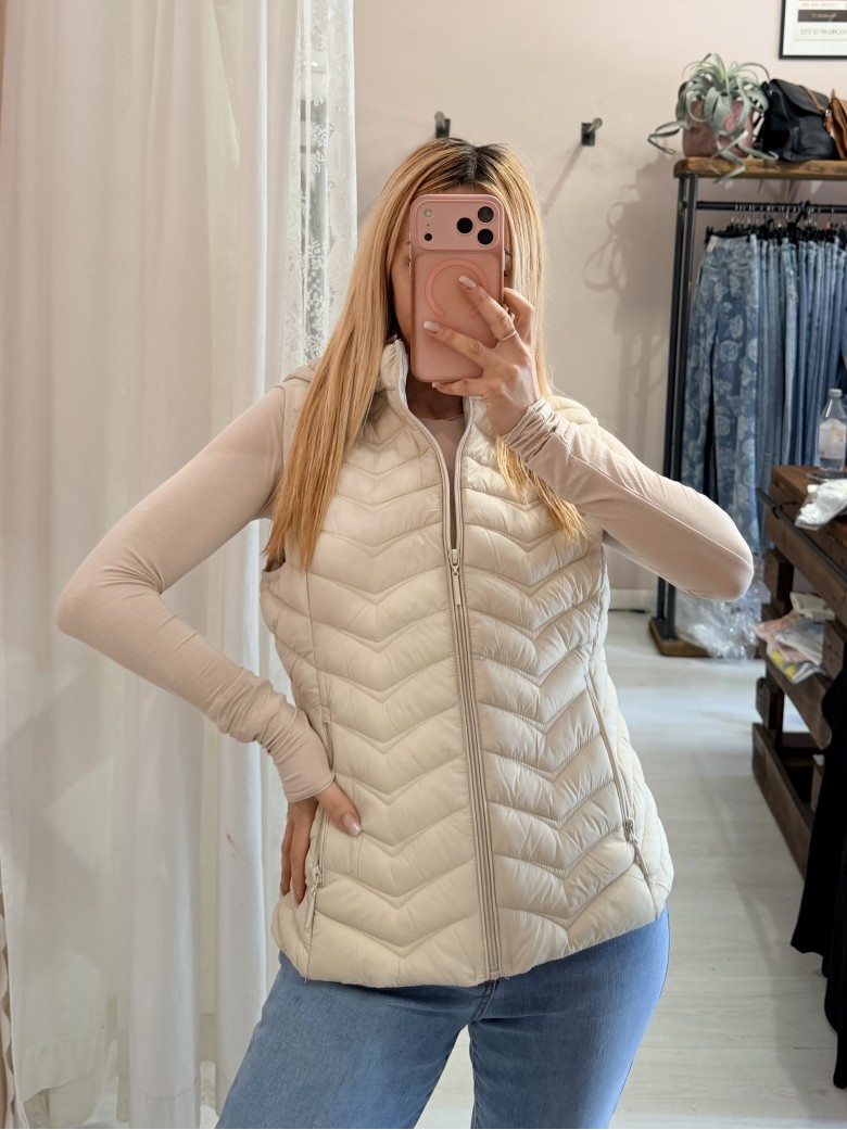 Piumino smanicato beige