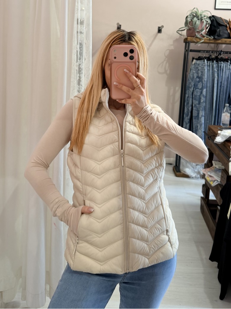 Piumino smanicato beige