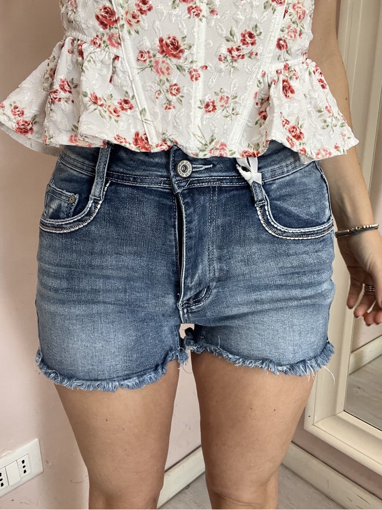 Pantaloncini shorts di jeans strappetti