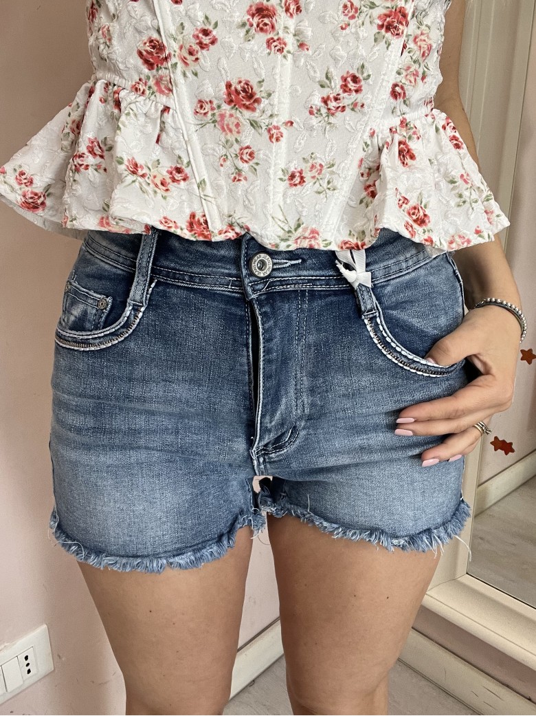 Pantaloncini shorts di jeans strappetti