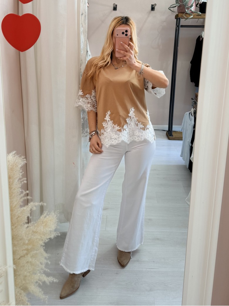 Maglia camel con pizzo bianco