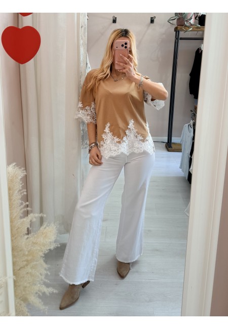 Maglia camel con pizzo bianco