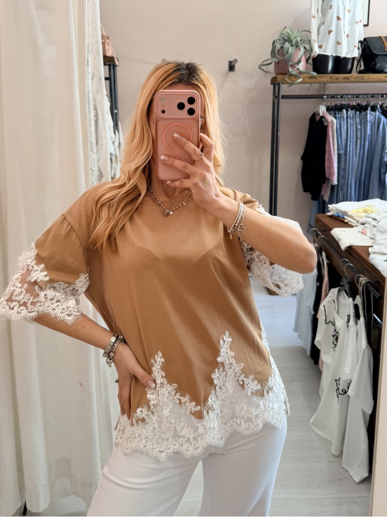 Maglia camel con pizzo bianco