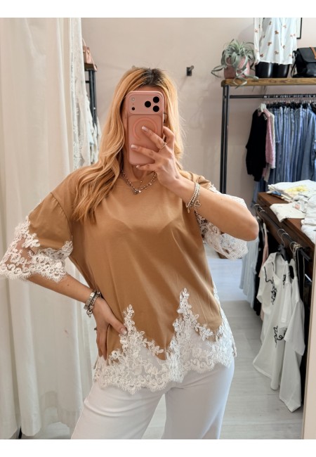 Maglia camel con pizzo bianco