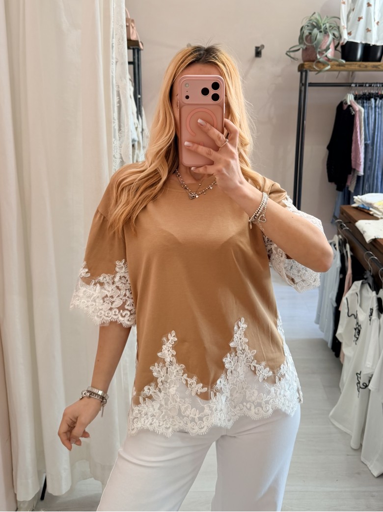 Maglia camel con pizzo bianco