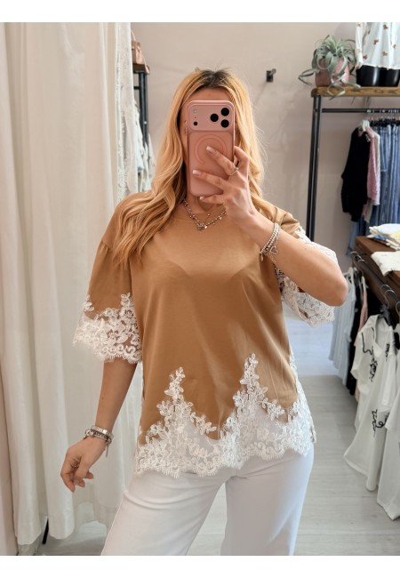 Maglia camel con pizzo bianco