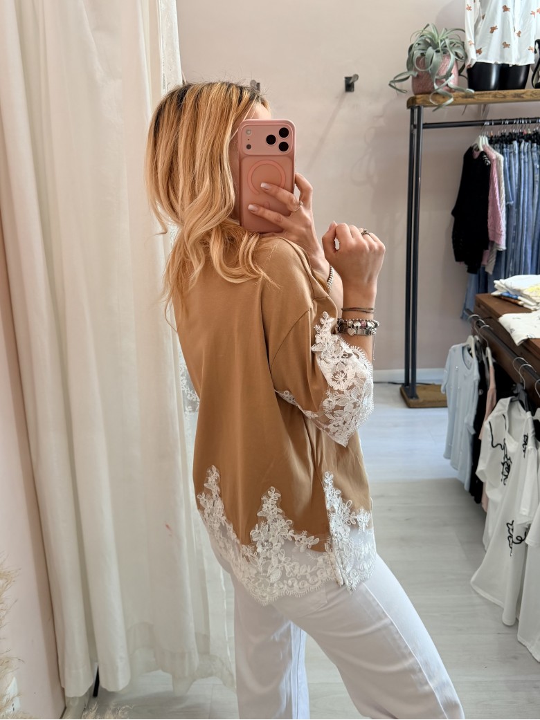 Maglia camel con pizzo bianco