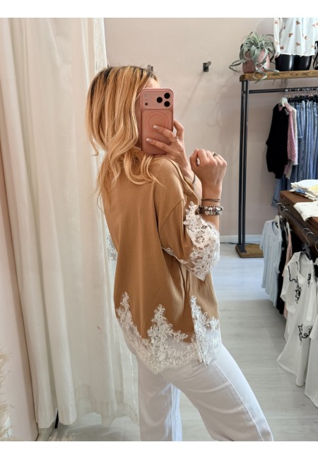 Maglia camel con pizzo bianco