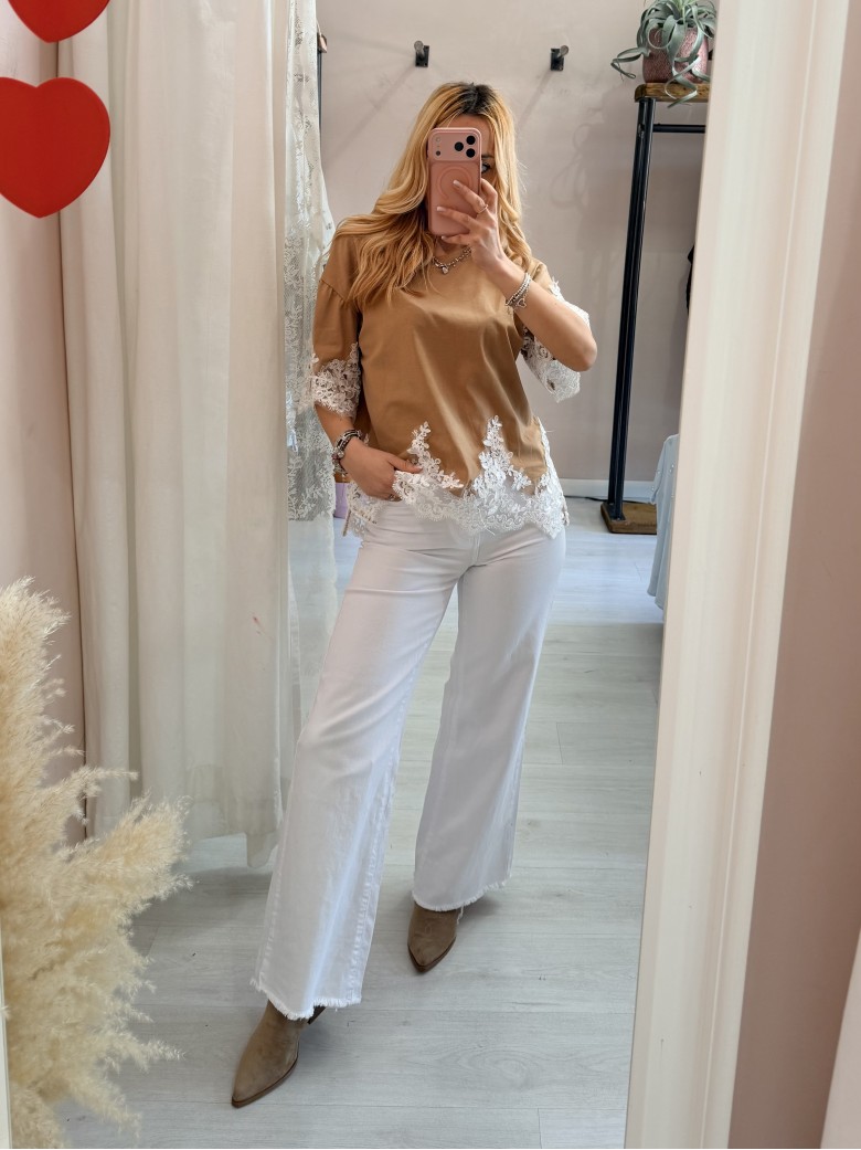 Maglia camel con pizzo bianco