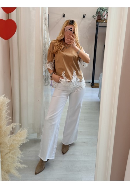 Maglia camel con pizzo bianco