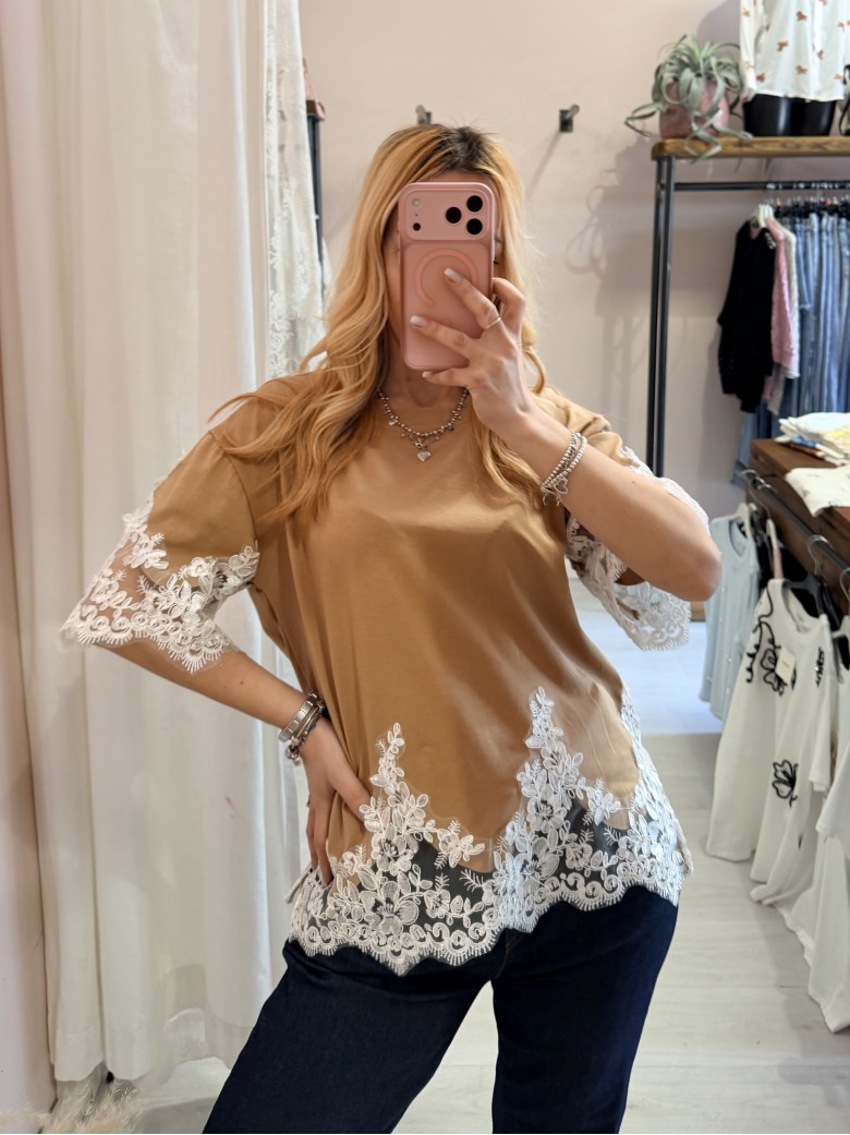 Maglia camel con pizzo bianco
