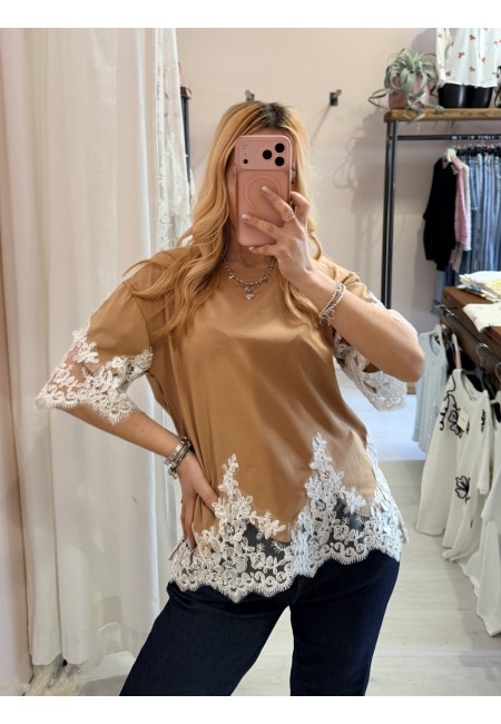 Maglia camel con pizzo bianco