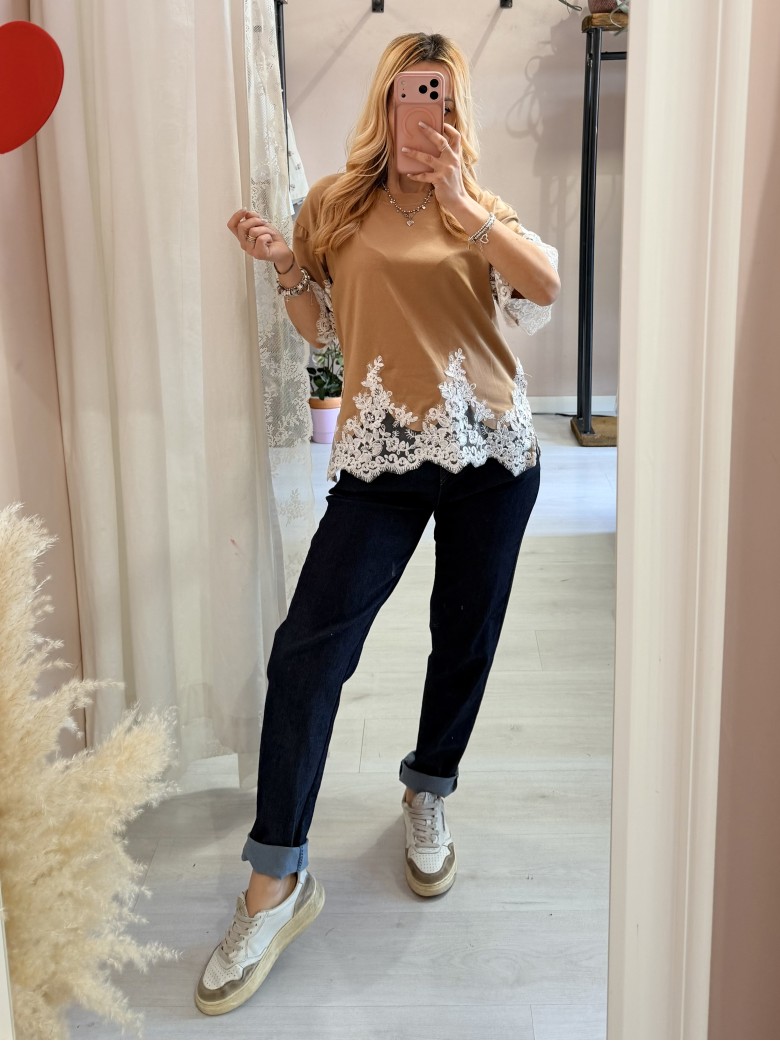 Maglia camel con pizzo bianco