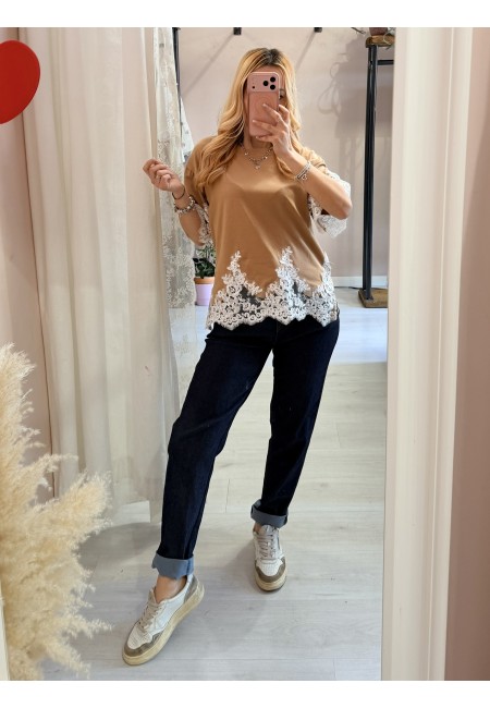 Maglia camel con pizzo bianco