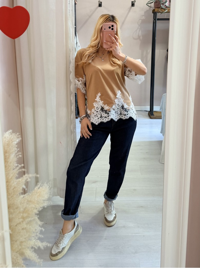 Maglia camel con pizzo bianco