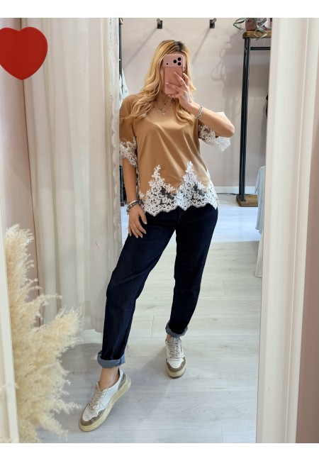 Maglia camel con pizzo bianco