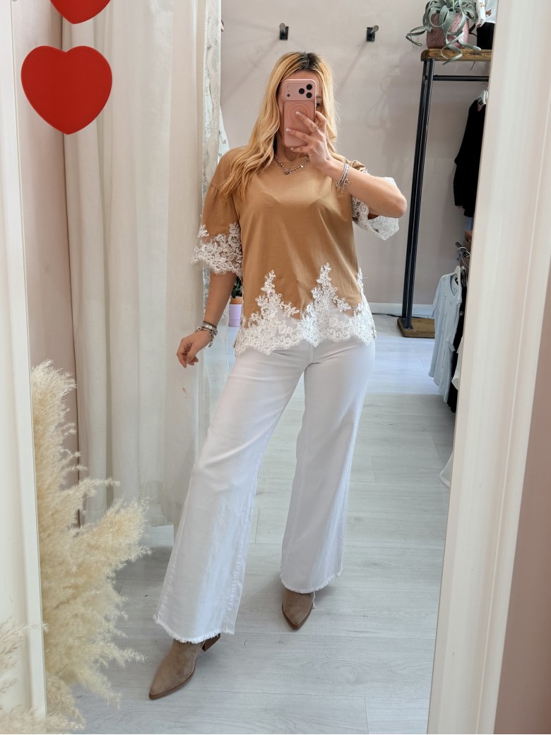 Maglia camel con pizzo bianco