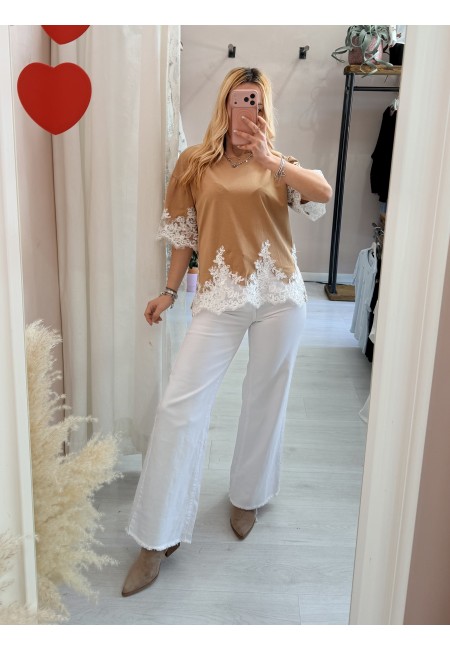 Maglia camel con pizzo bianco