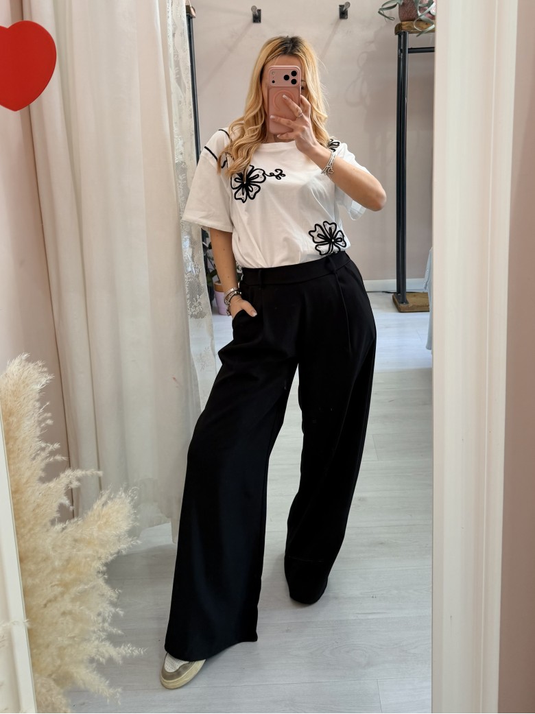 Maglia t shirt bianca fiori ricamati neri