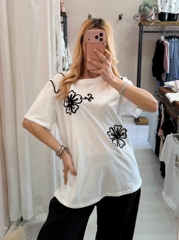 Maglia t shirt bianca fiori ricamati neri