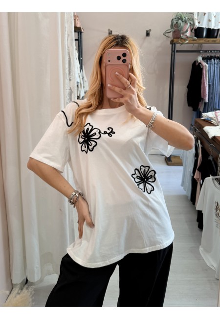 Maglia t shirt bianca fiori ricamati neri
