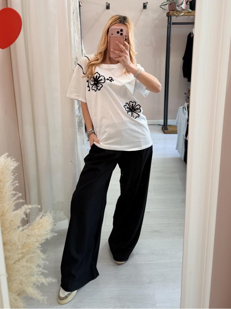 Maglia t shirt bianca fiori ricamati neri