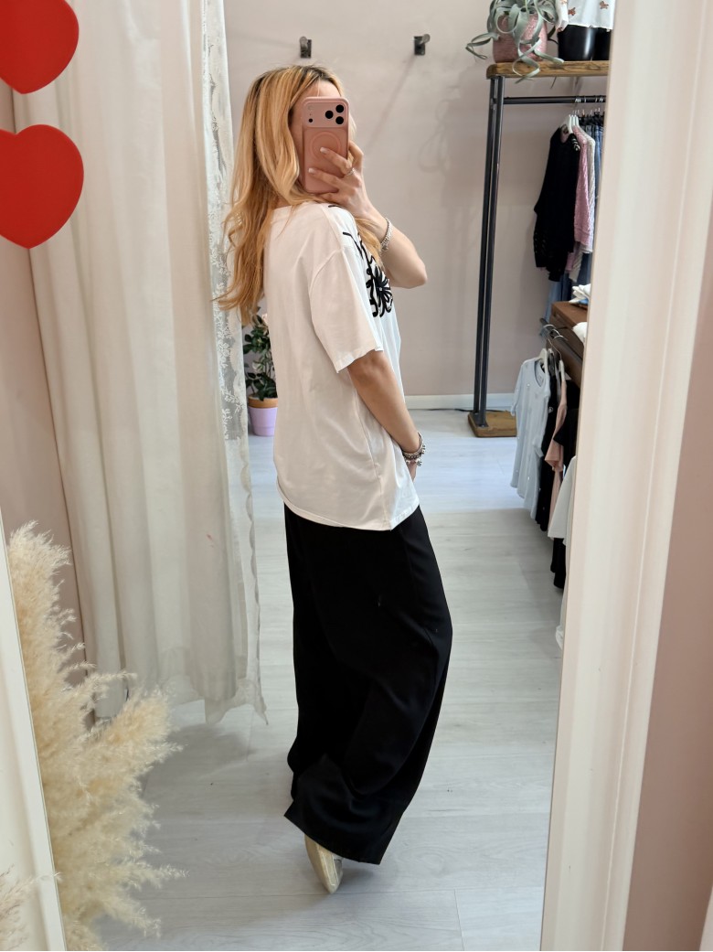 Maglia t shirt bianca fiori ricamati neri