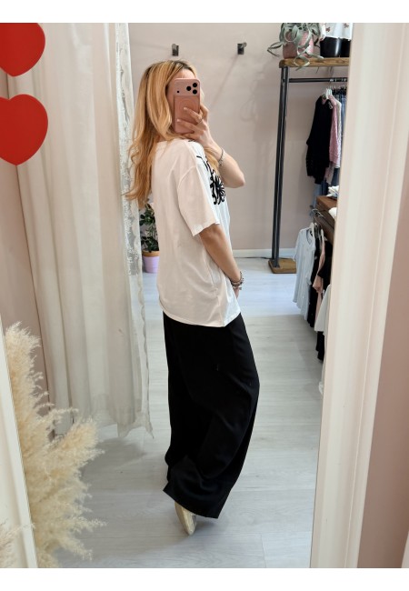 Maglia t shirt bianca fiori ricamati neri