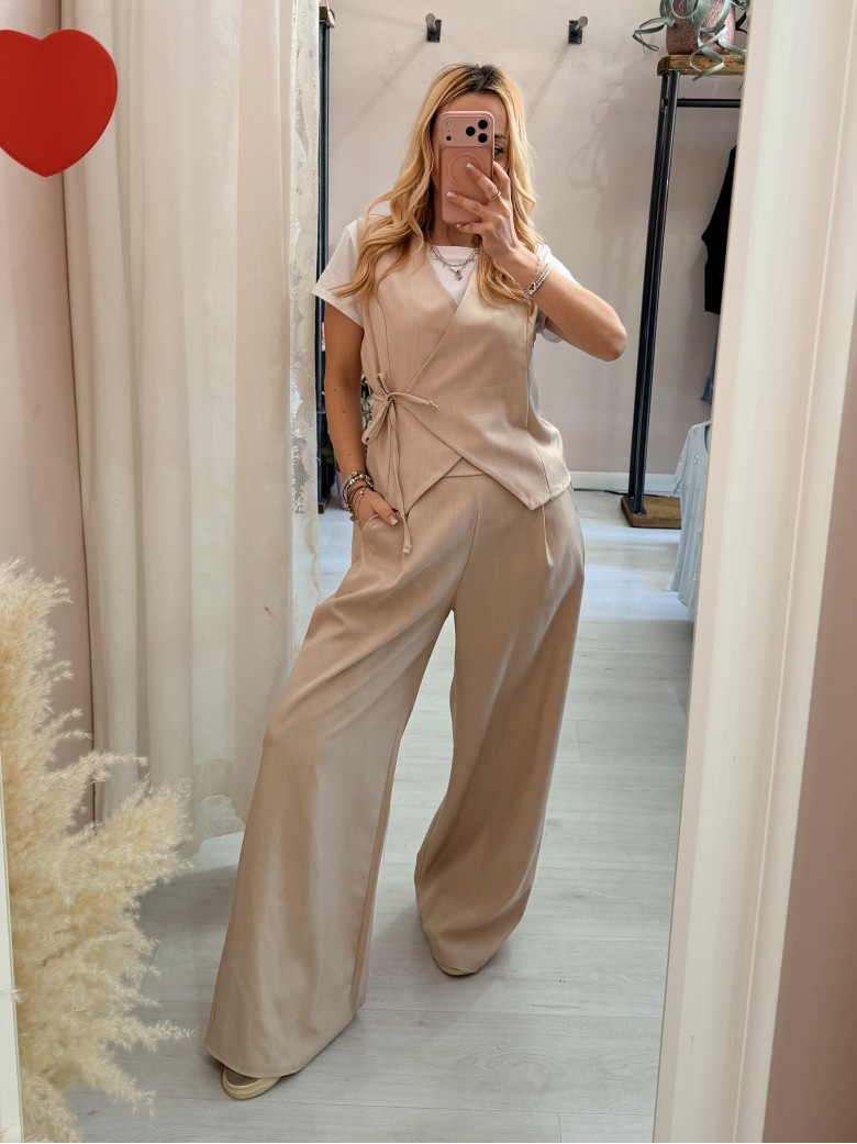Completo gilet laccino e pantaloni beige