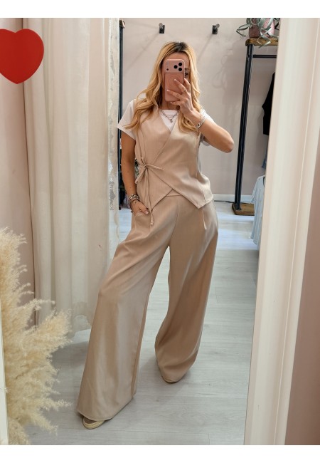 Completo gilet laccino e pantaloni beige