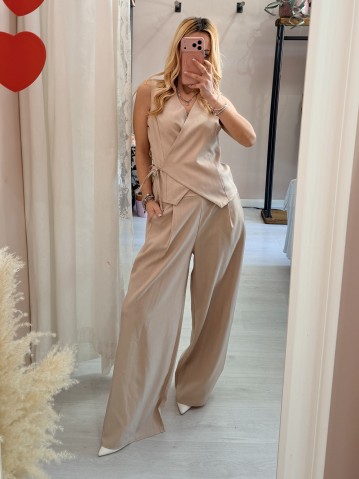 Completo gilet laccino e pantaloni beige