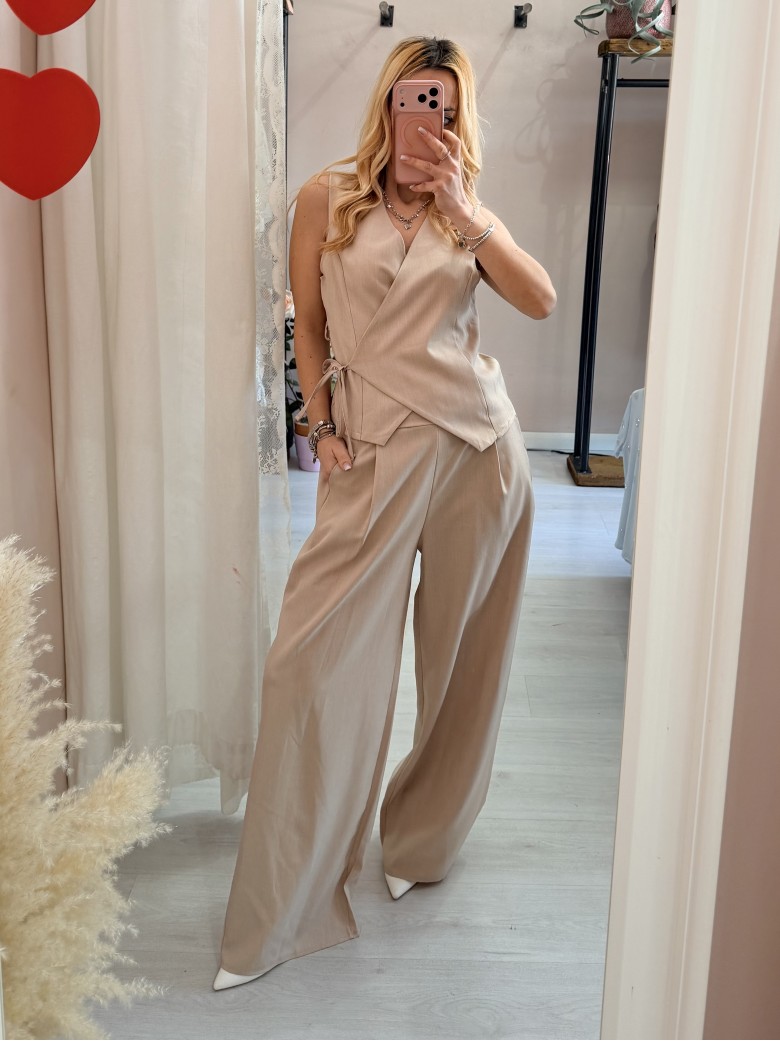 Completo gilet laccino e pantaloni beige