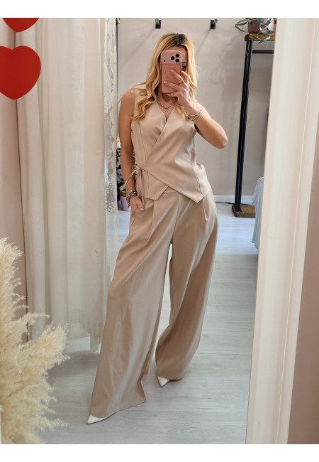 Completo gilet laccino e pantaloni beige