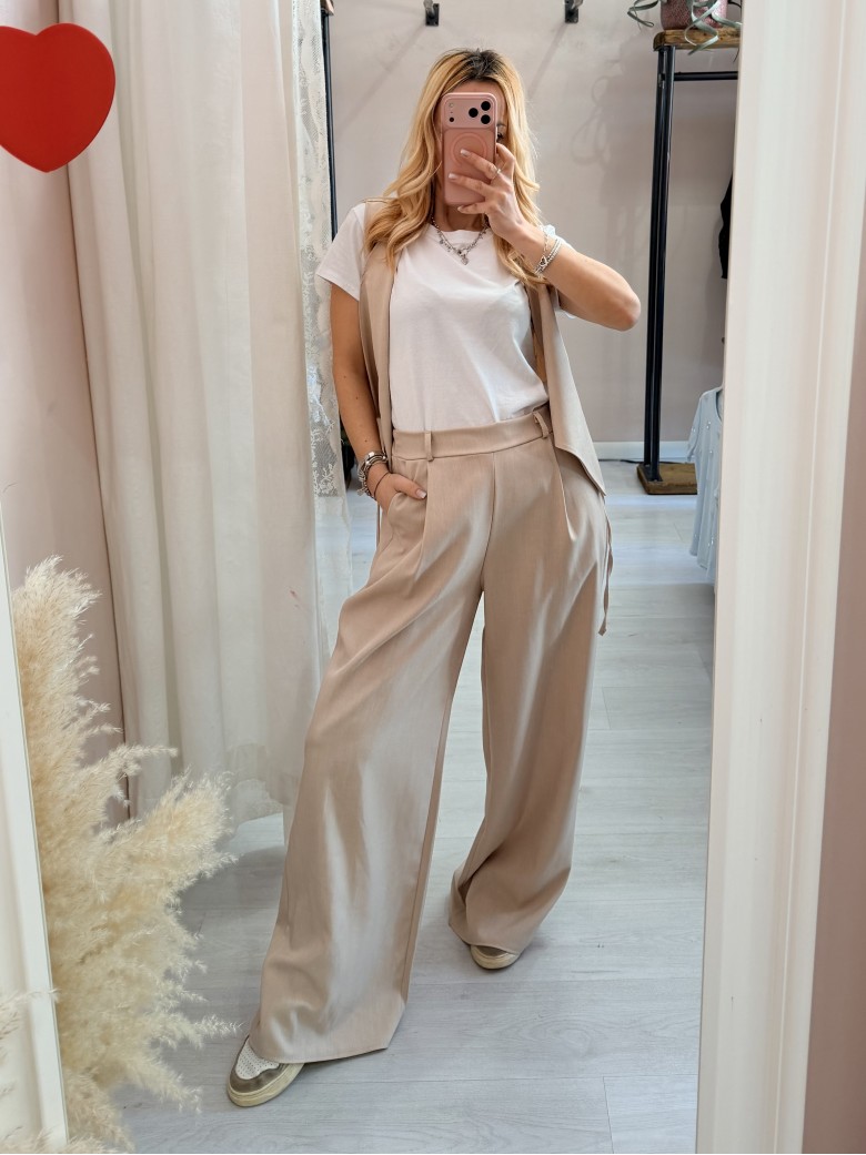 Completo gilet laccino e pantaloni beige
