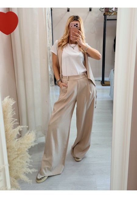 Completo gilet laccino e pantaloni beige