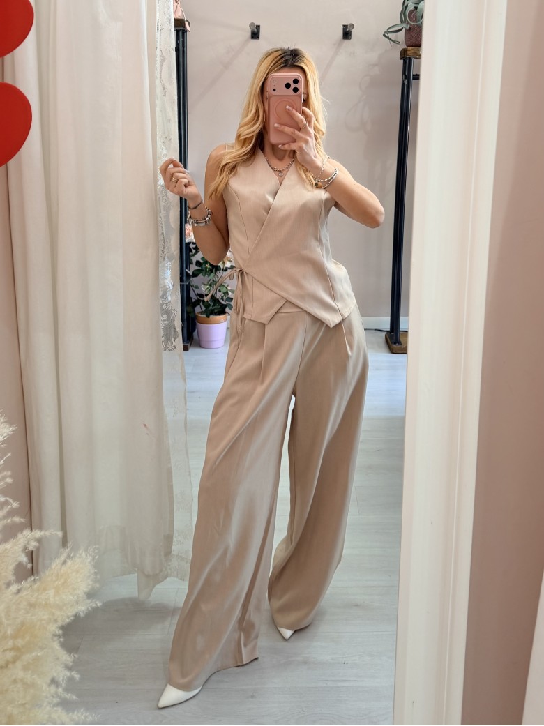 Completo gilet laccino e pantaloni beige