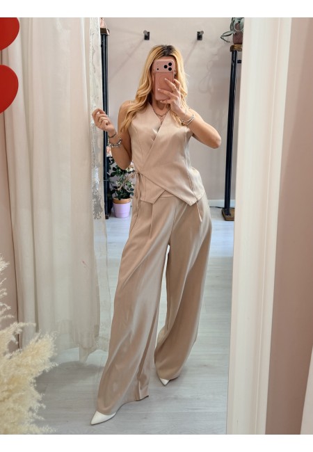 Completo gilet laccino e pantaloni beige