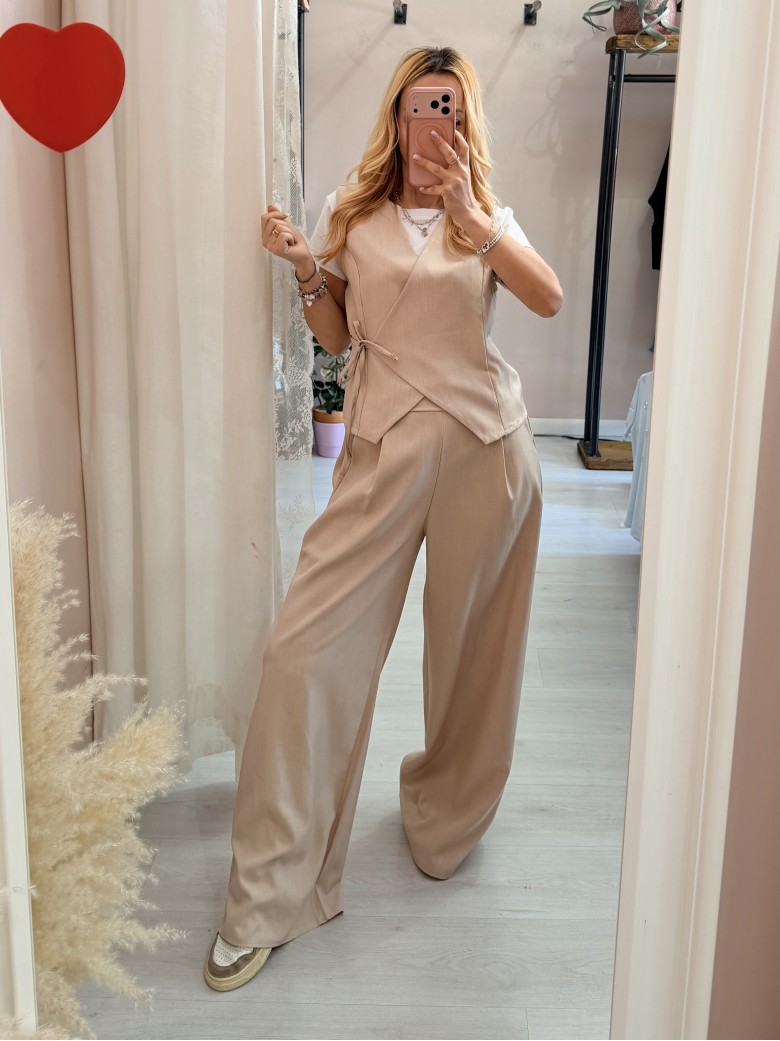 Completo gilet laccino e pantaloni beige