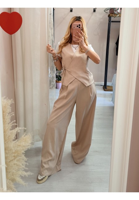 Completo gilet laccino e pantaloni beige