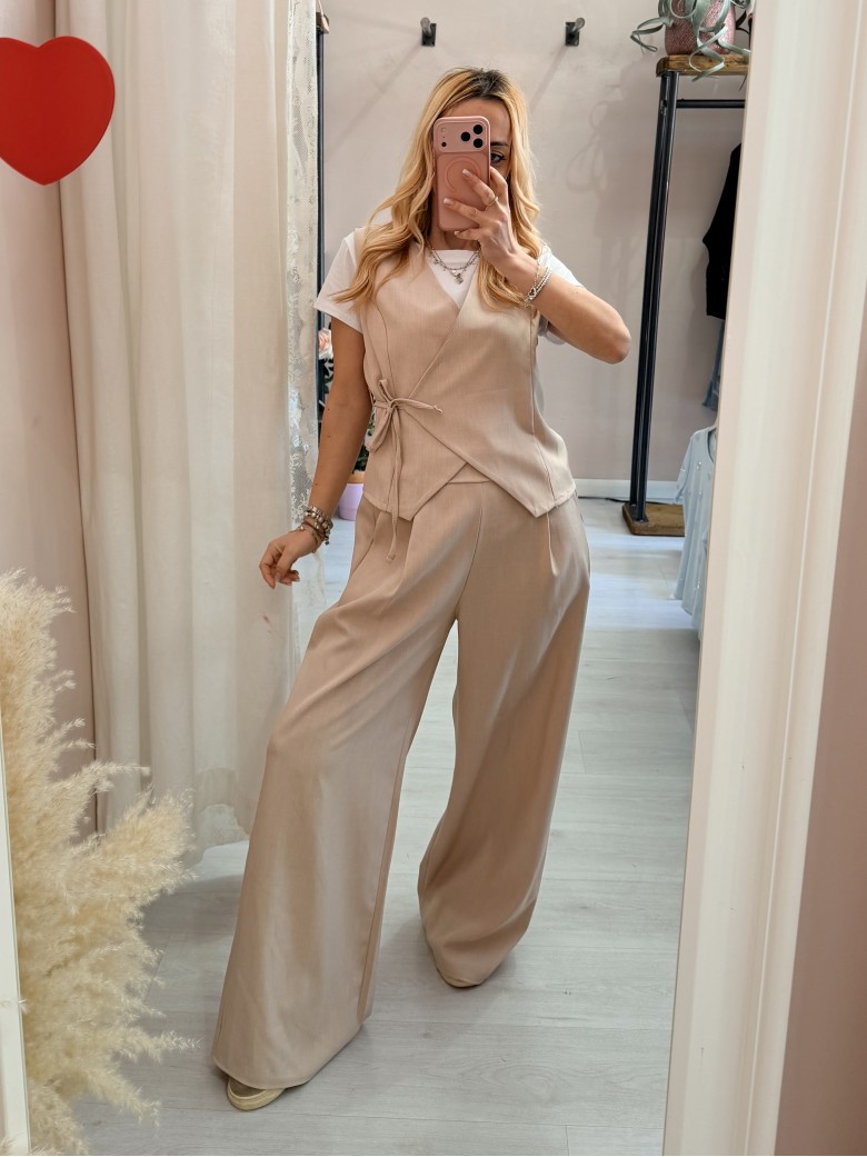 Completo gilet laccino e pantaloni beige