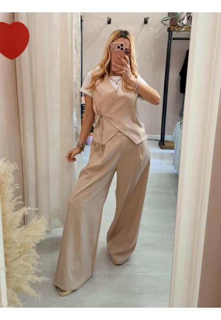 Completo gilet laccino e pantaloni beige