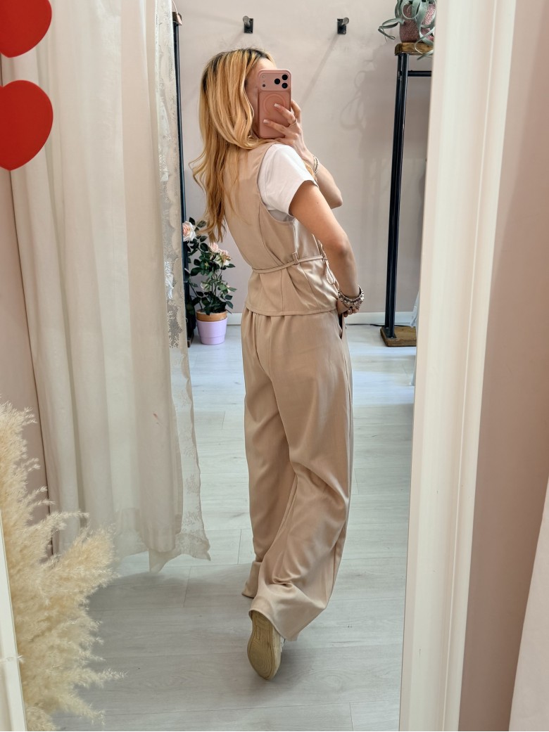 Completo gilet laccino e pantaloni beige