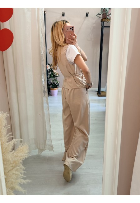 Completo gilet laccino e pantaloni beige