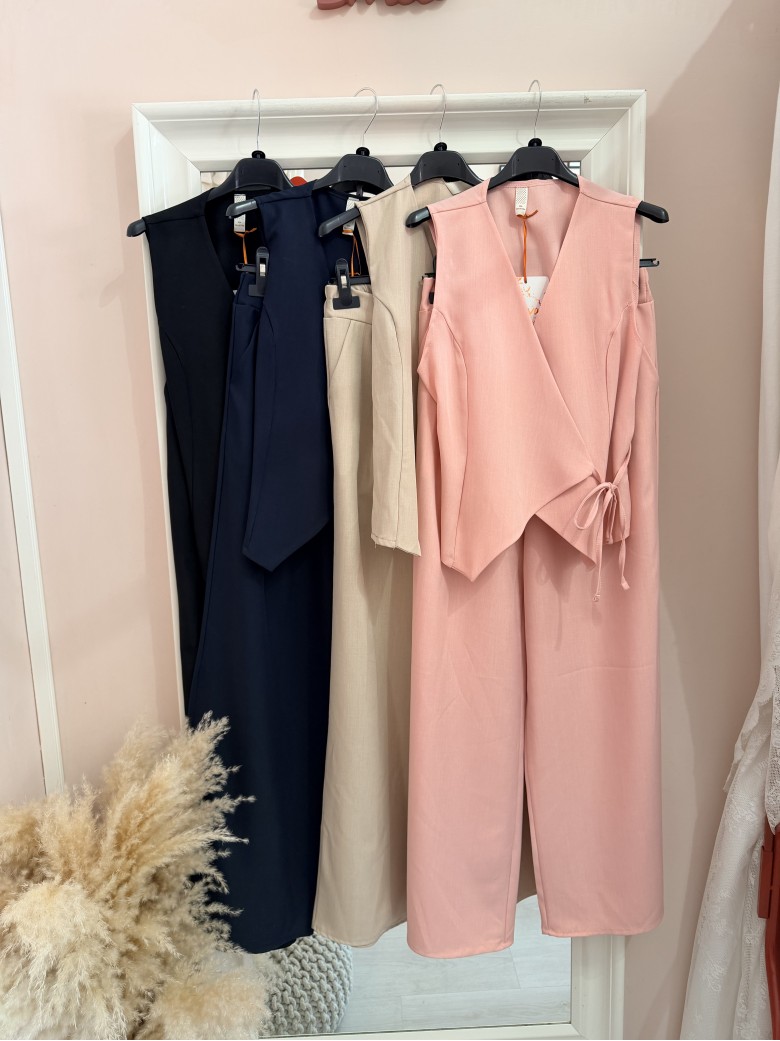 Completo gilet laccino e pantaloni beige