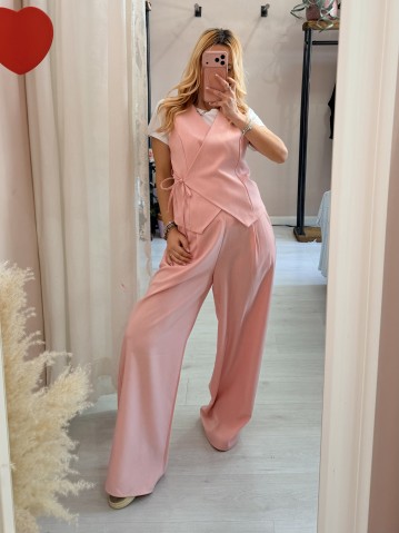 Completo gilet laccino e pantaloni rosa