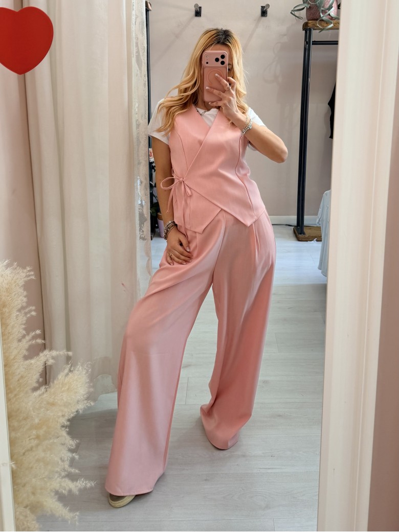 Completo gilet laccino e pantaloni rosa