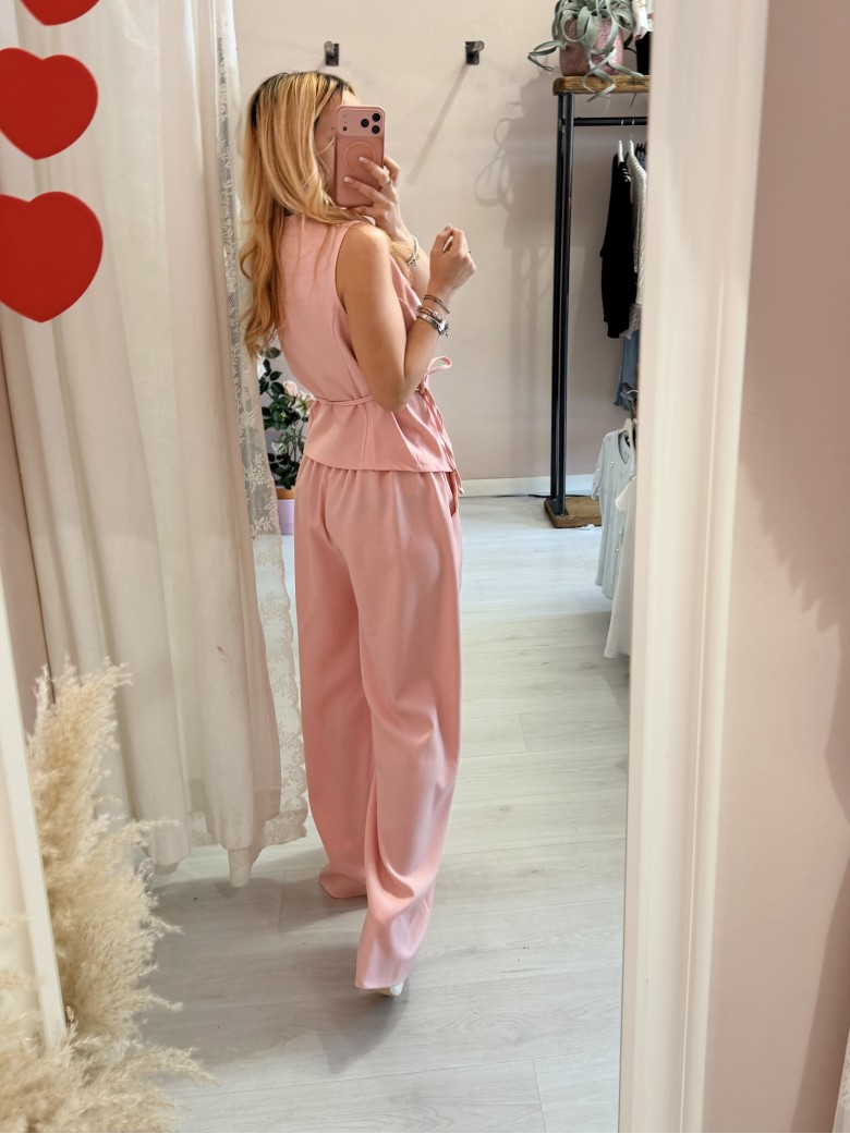 Completo gilet laccino e pantaloni rosa