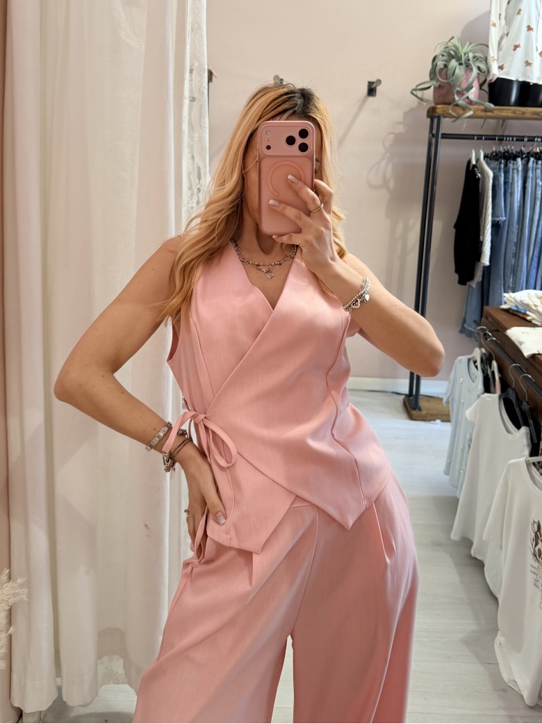 Completo gilet laccino e pantaloni rosa